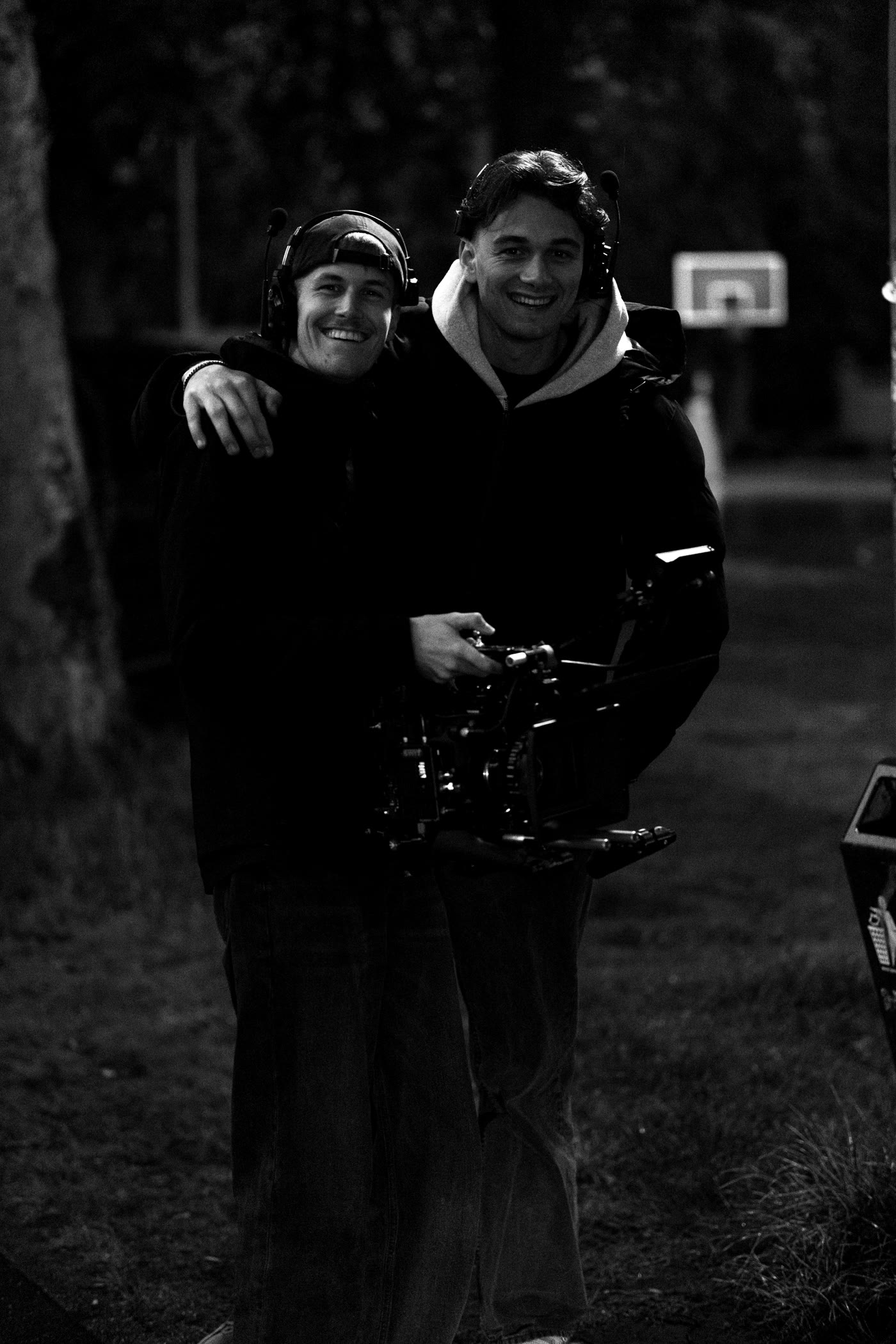 Twee man van SolidMotion met de cinema-camera op een avondshoot