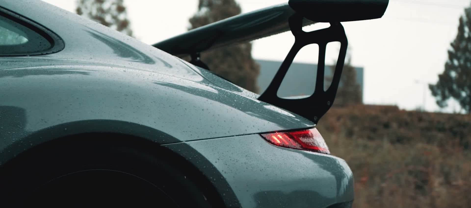 Detail van de gele remklauw achter de velg van de GT3 RS