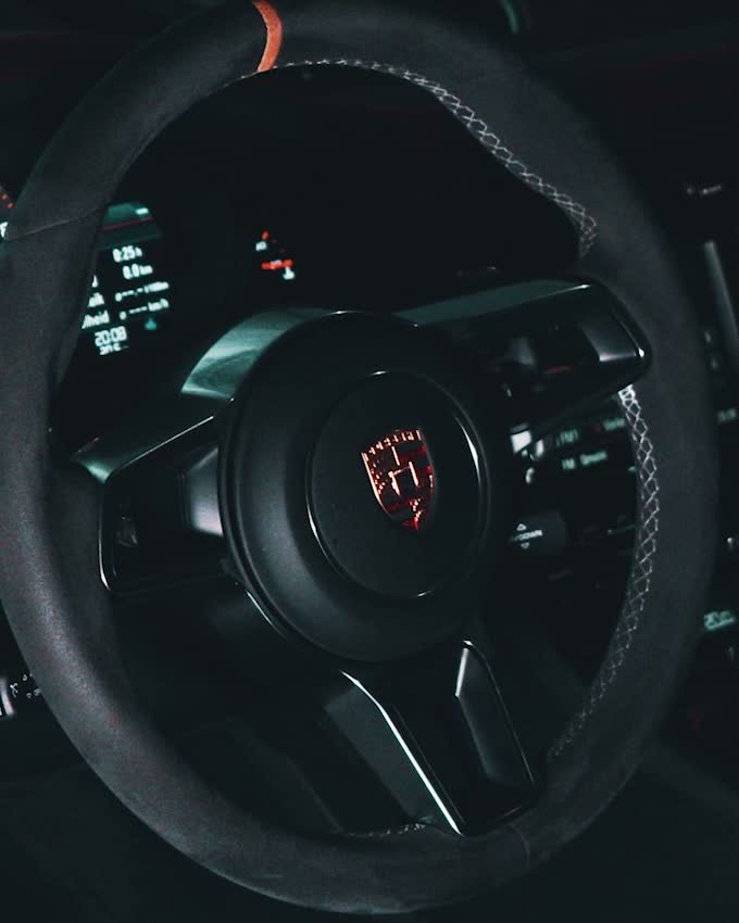 Close-up van het stuur en interieur van de Porsche 911 GT3 RS