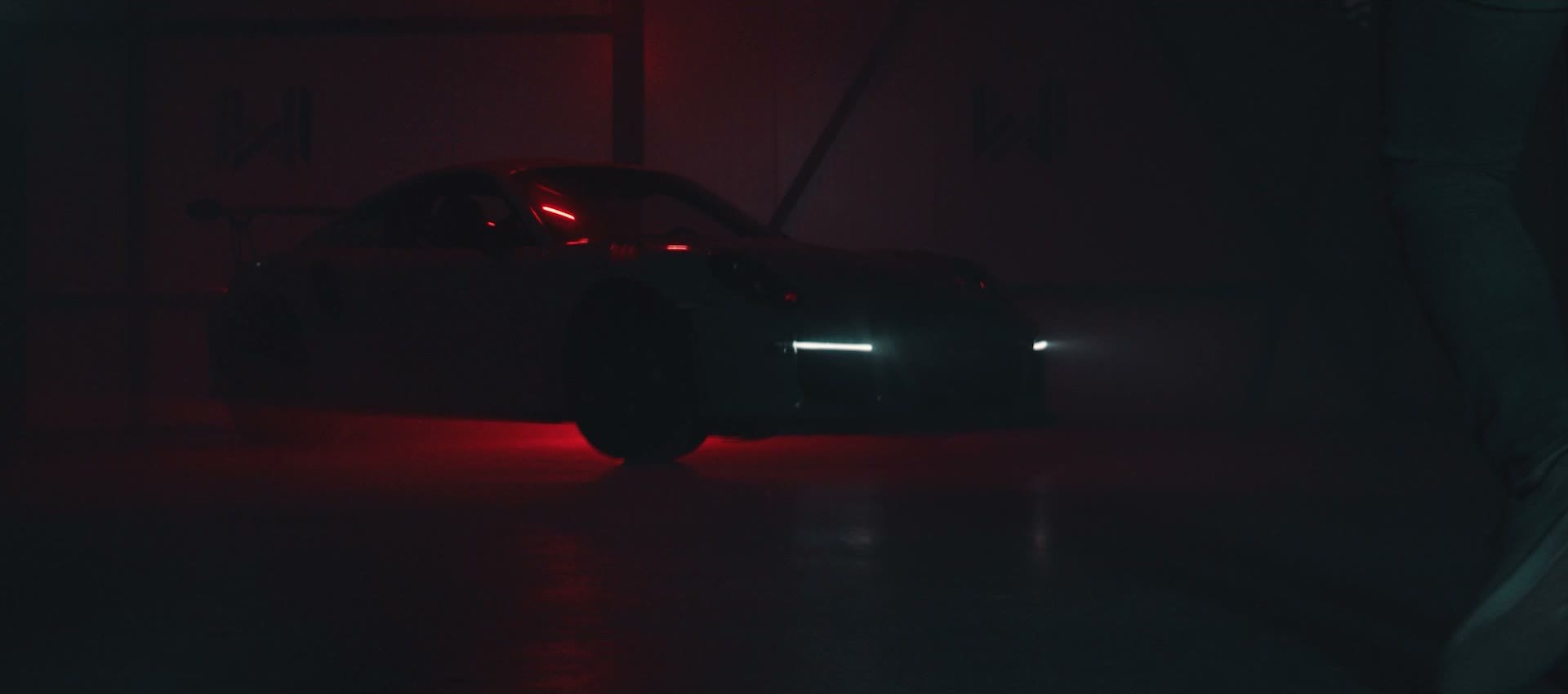Porsche 911 GT3 RS met achterspoiler in de belichte loods