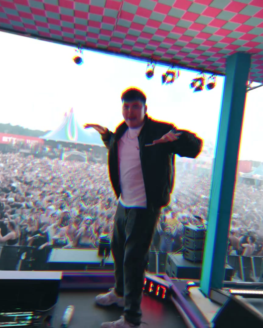 Vol publiek met handen in de lucht voor de Fanaticz-stage