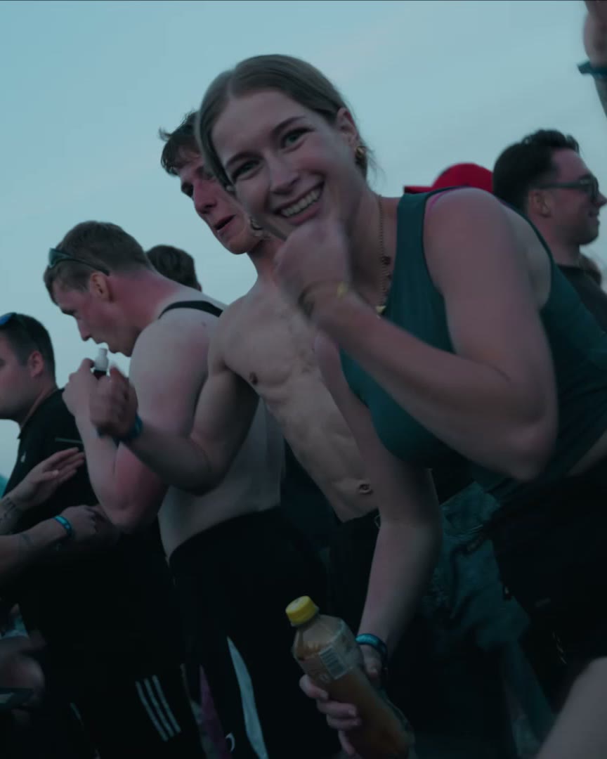 Pyro en vuurfonteinen op het podium tijdens de set