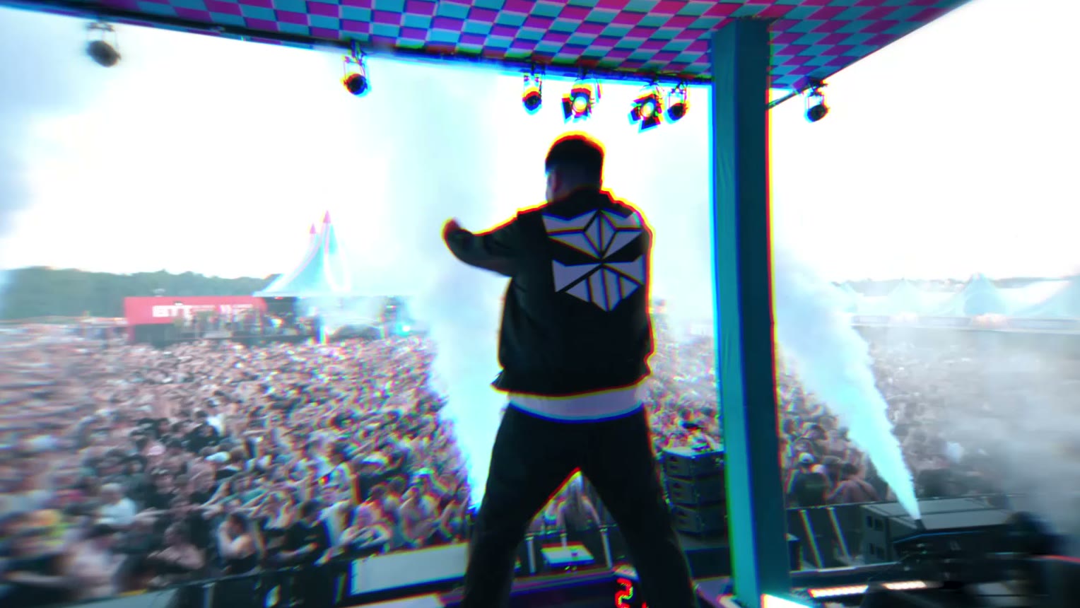 BMBERJCK achter de DJ-booth op het podium van Intents Festival