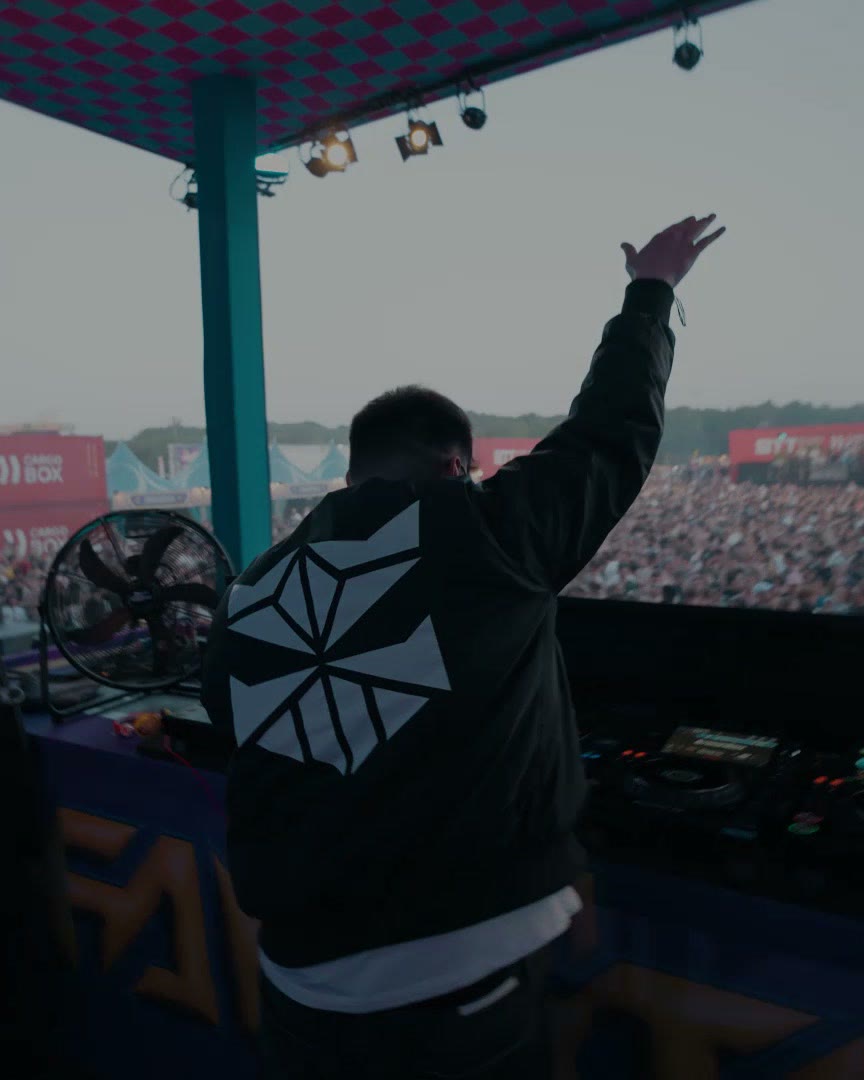 BMBERJCK met de armen omhoog voor de afgeladen crowd