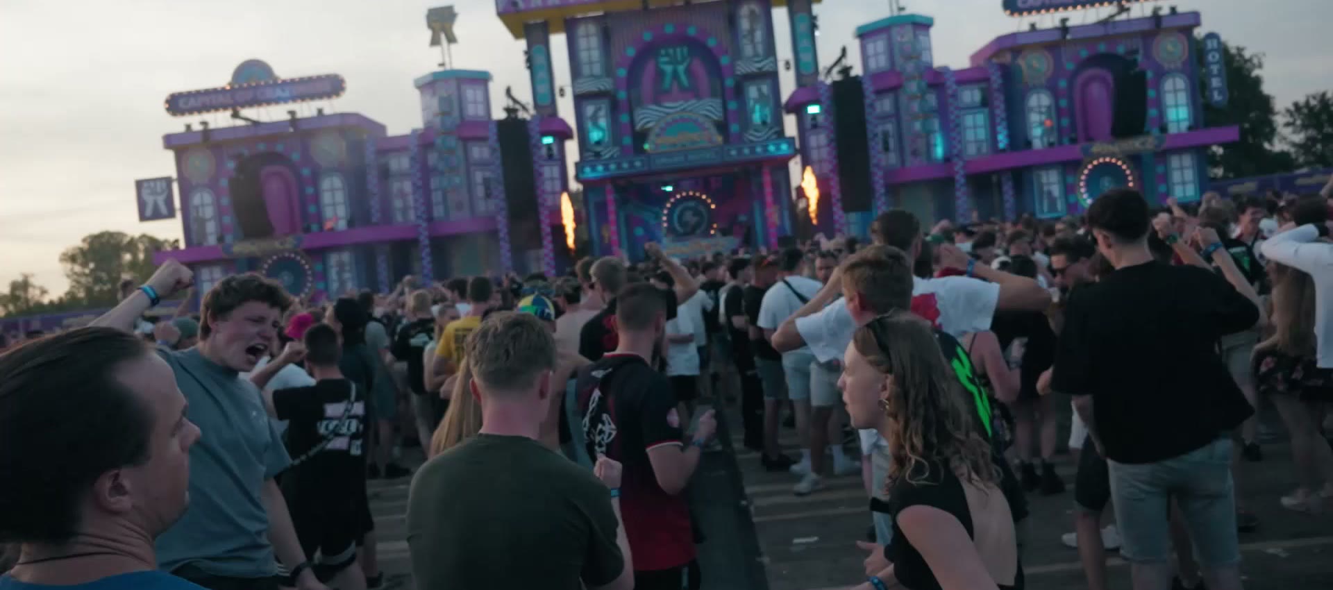 CO2-jets boven de menigte op het festivalveld