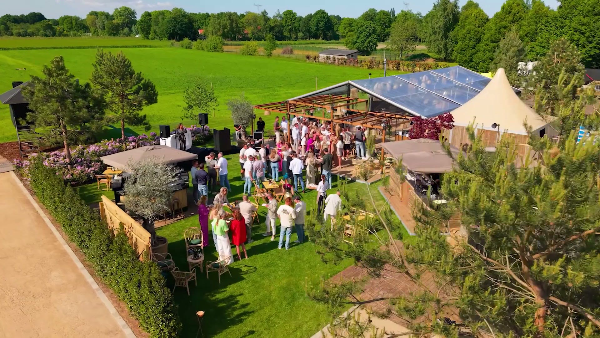 Dronebeeld van het tuinfeest van Van den Heuvel Tuinen
