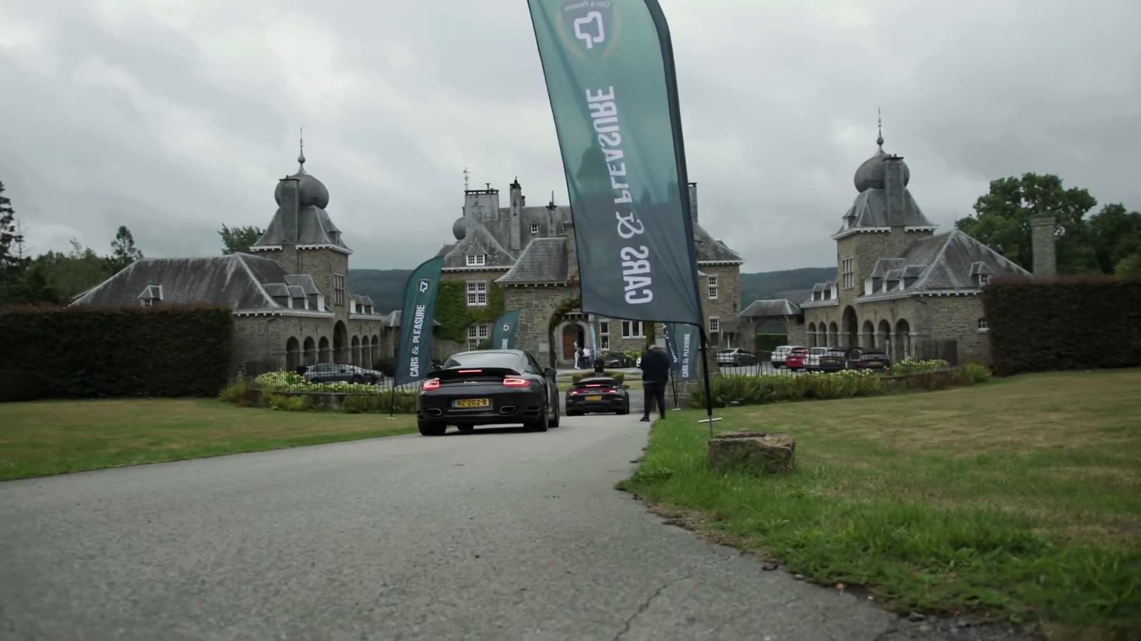 Audi R8 voor het kasteel met de vlaggen van Cars & Pleasure
