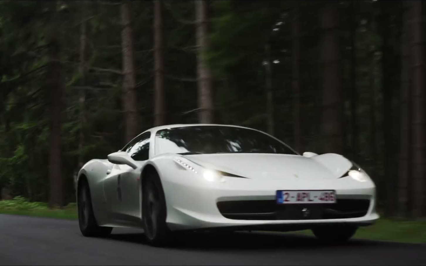 Ferrari 458 op de oprijlaan tijdens de Chateau Rally