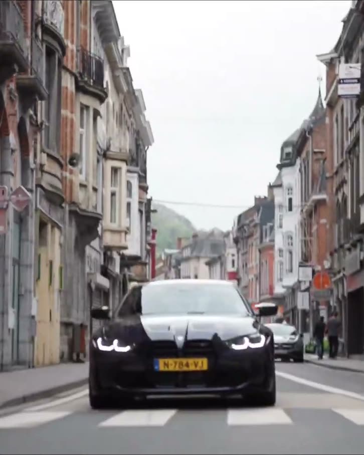 BMW M4 in een Frans stadje onderweg in de rally
