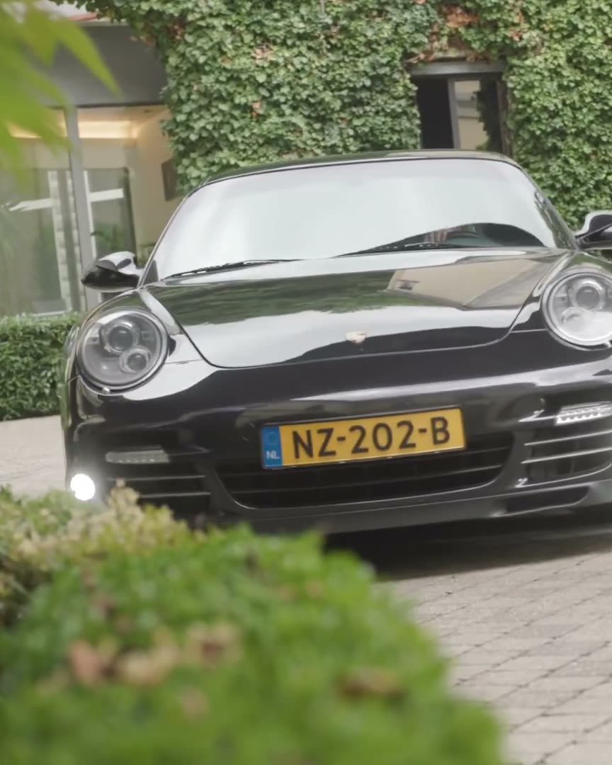 Porsche 911 geparkeerd in de straat tijdens het toeren