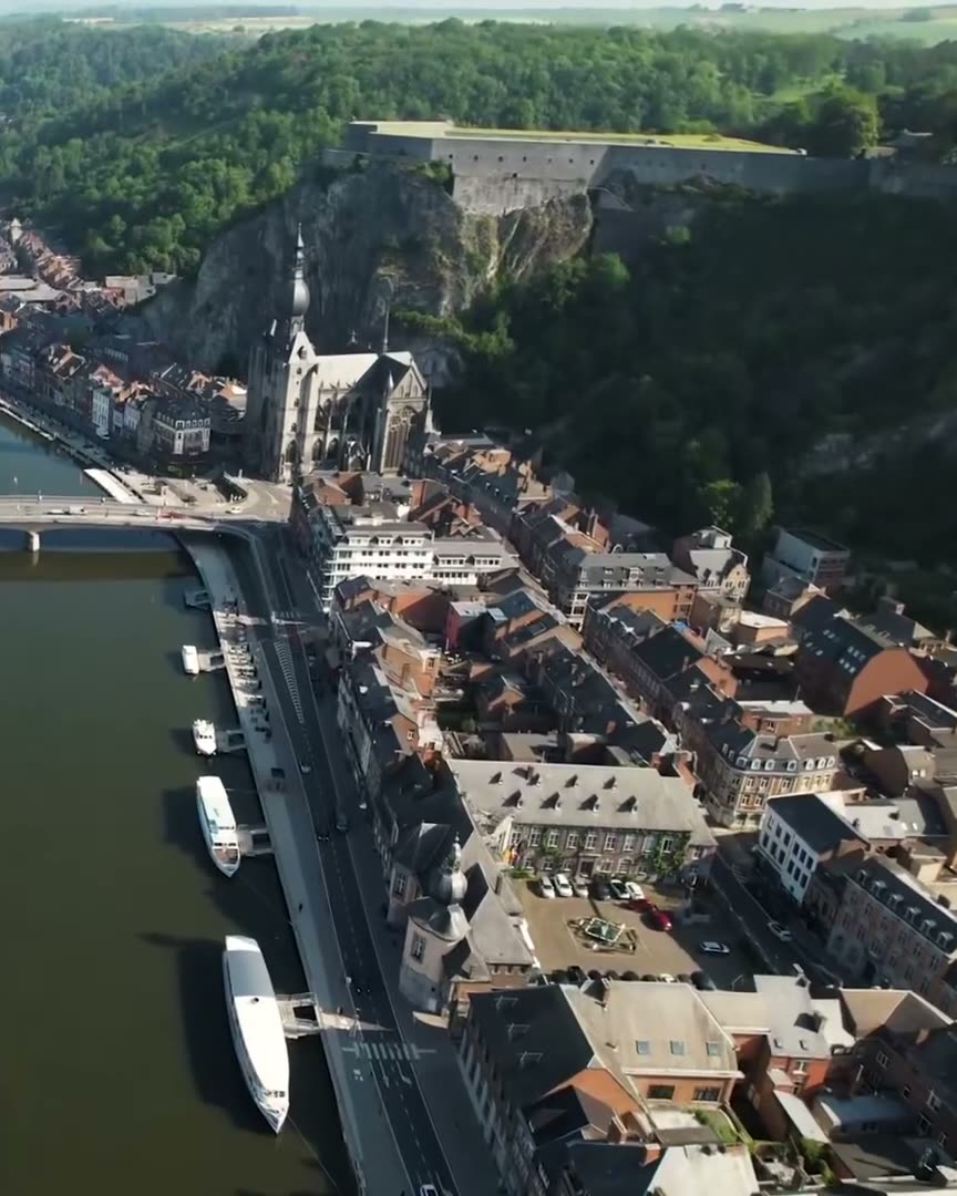 Sportwagens bij de rotsen van Dinant aan de Maas