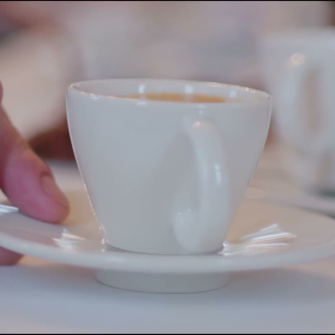 Kopje espresso op een terras tijdens een tussenstop