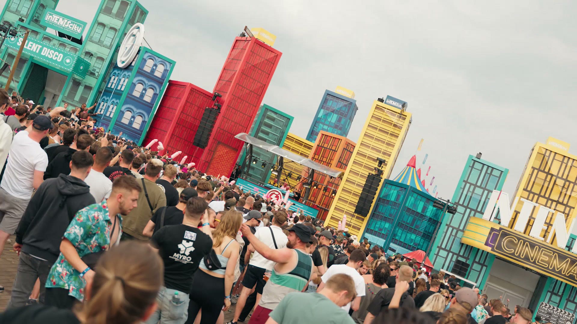 Hardstyle duo Dual Damage in gele hesjes en roze maskers op het podium