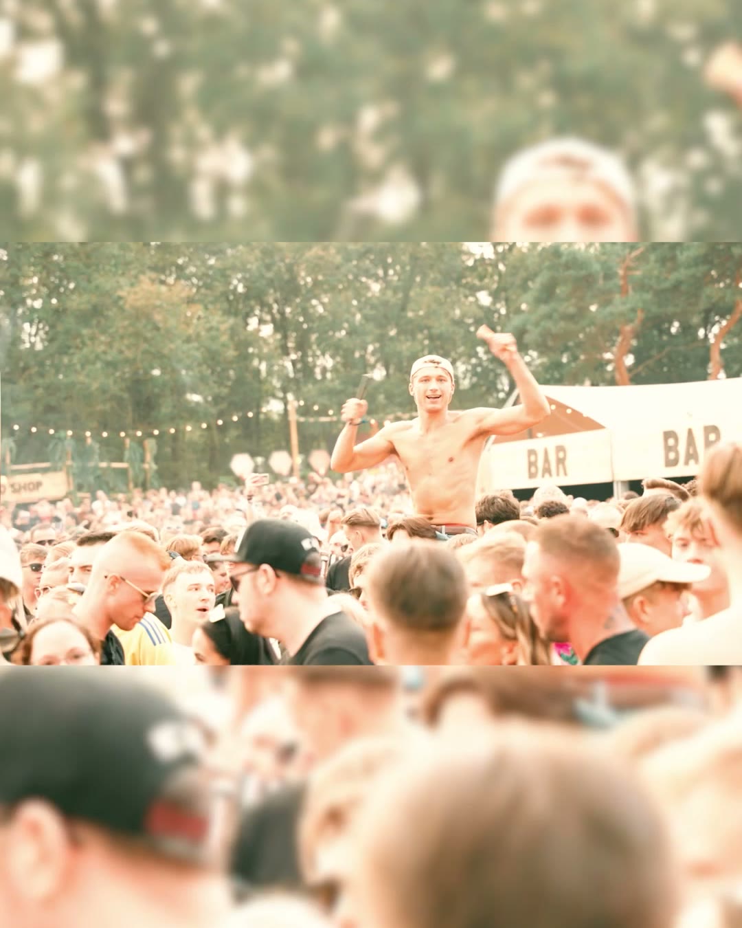 Vlaggen en handen omhoog in de crowd tijdens de set op Decibel Outdoor