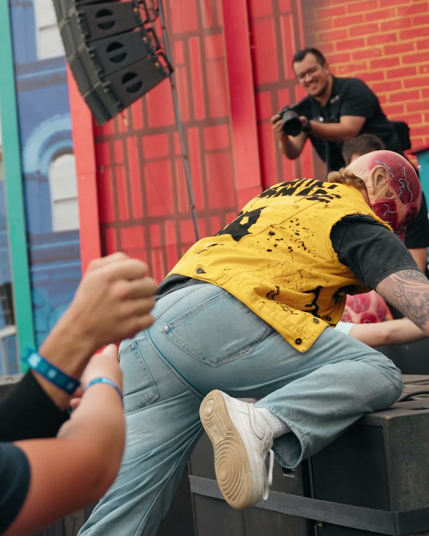 Wijd beeld van de stage met het duo en de menigte