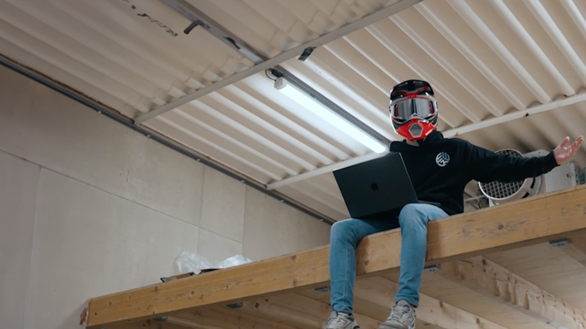 Helm en laptop, behind the scenes bij EazyWheelieKidz