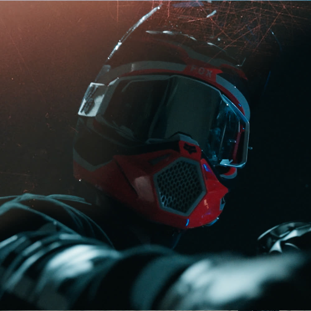 Helm in rood licht
