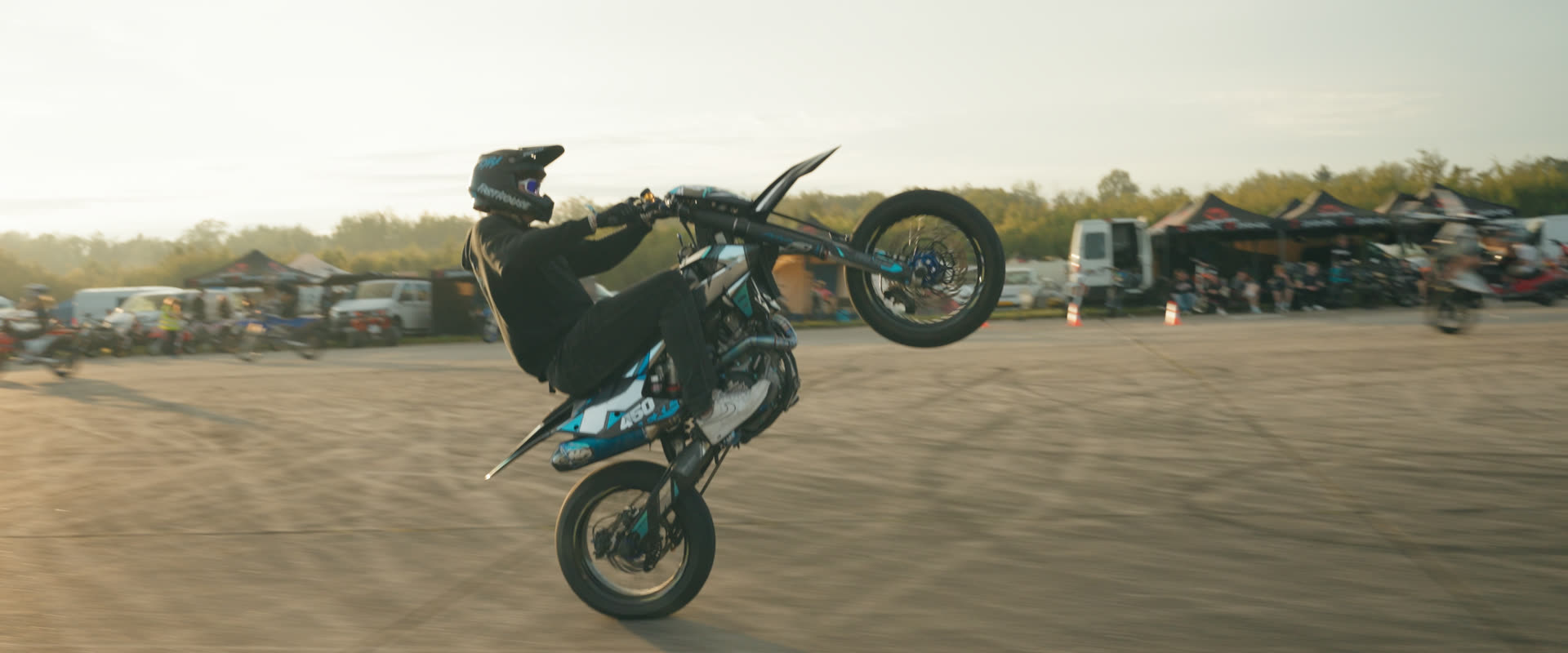 Wheelie op het eventterrein in het gouden uur