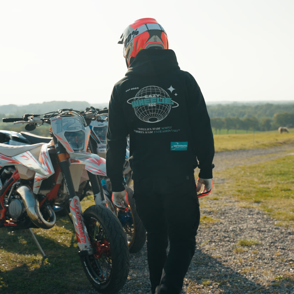 Rijder met EWK-hoodie tussen de motoren