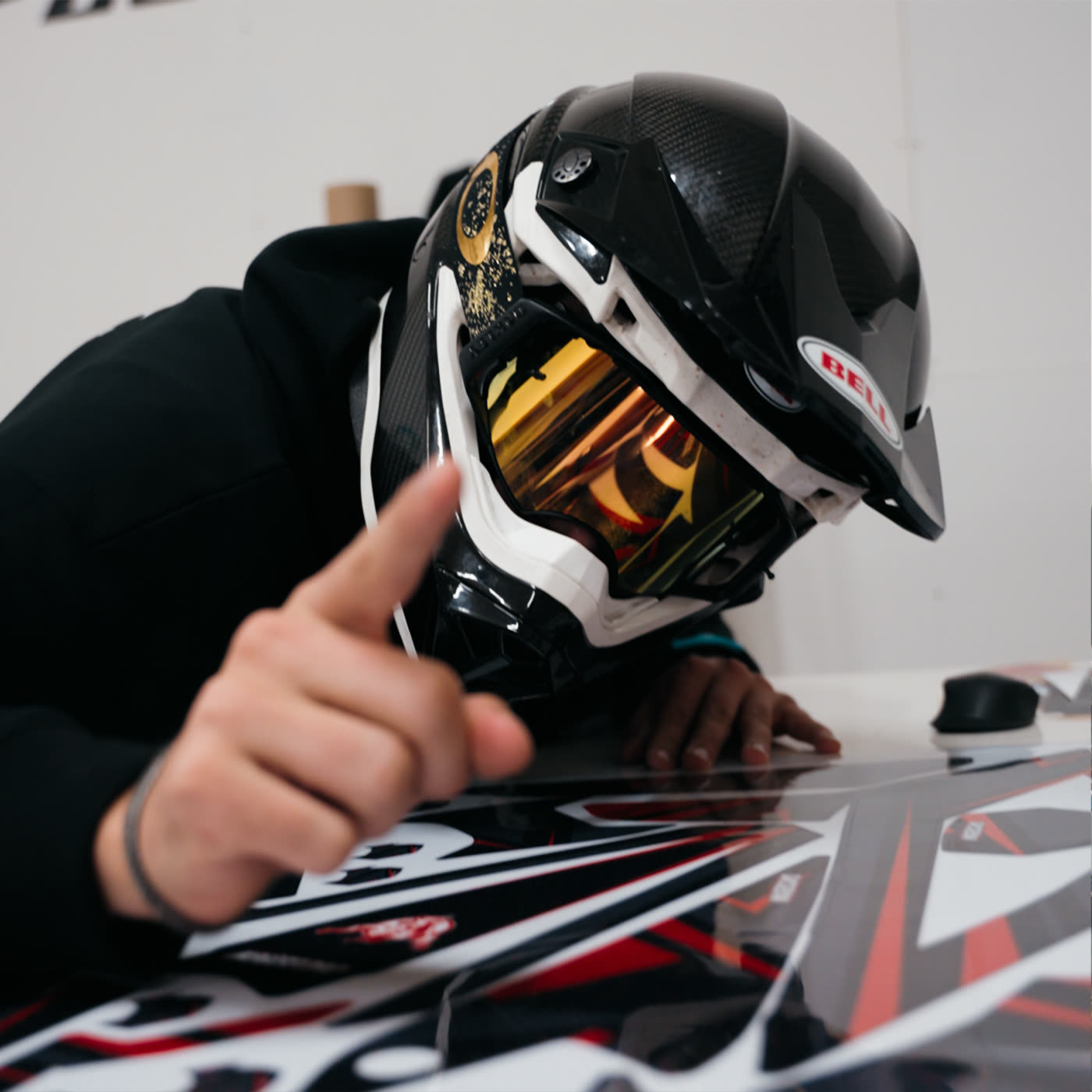 Graphics signeren met de helm op