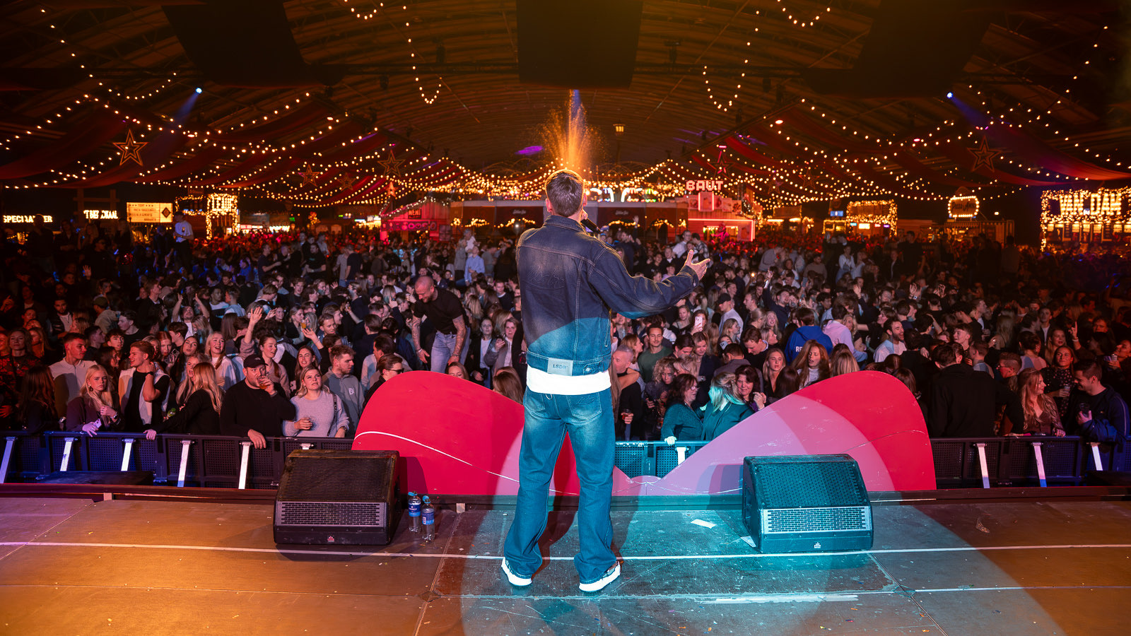 Slotmoment van het concert met de artiest in de spotlight