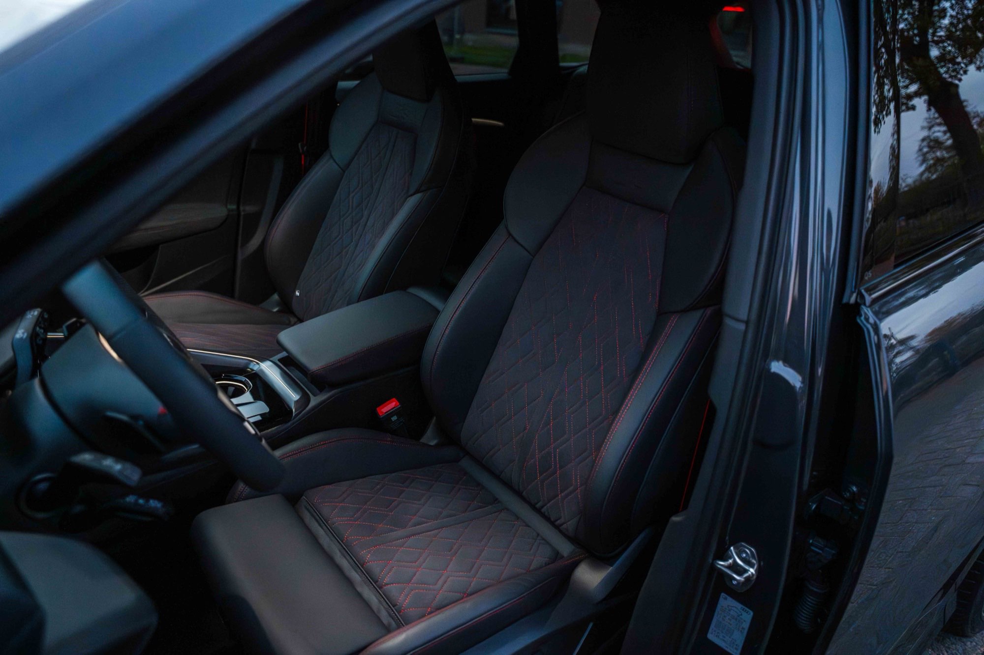 Premium auto van Jott in een donkere setting met spotlight