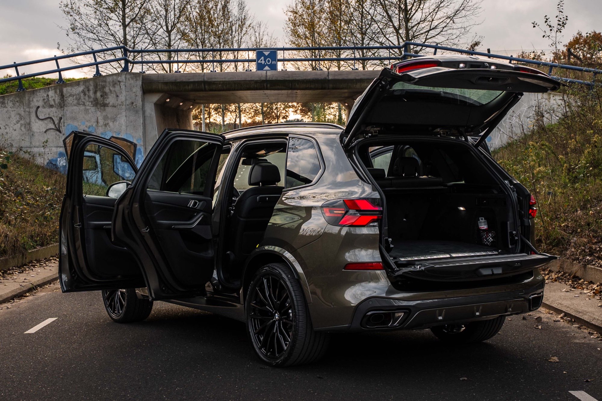 Sportwagen met de deuren open onder een viaduct, slotbeeld van de serie