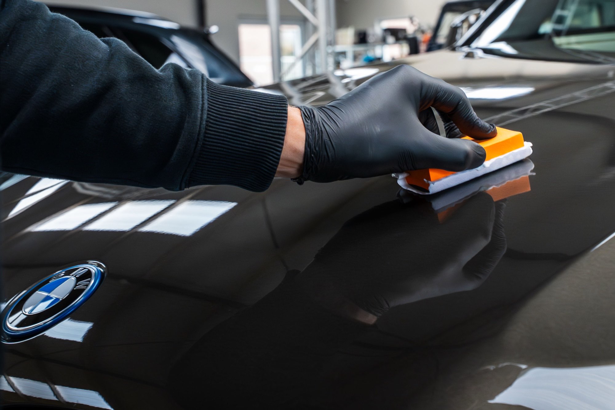 Detailopname van de zijkant en lakreflectie van de Ferrari