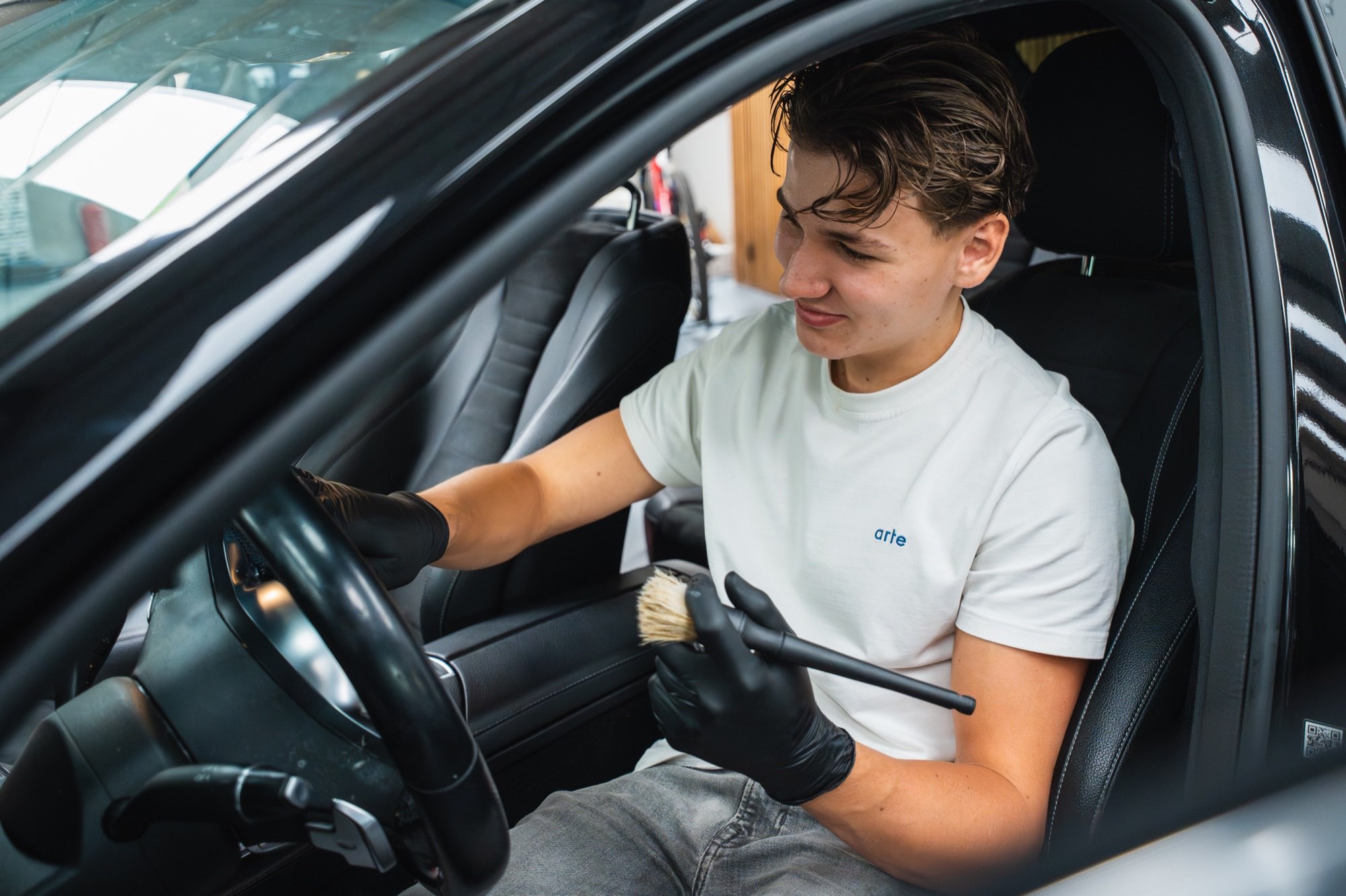 Premium auto van Jott Car Detailing, lakdetail in zijlicht