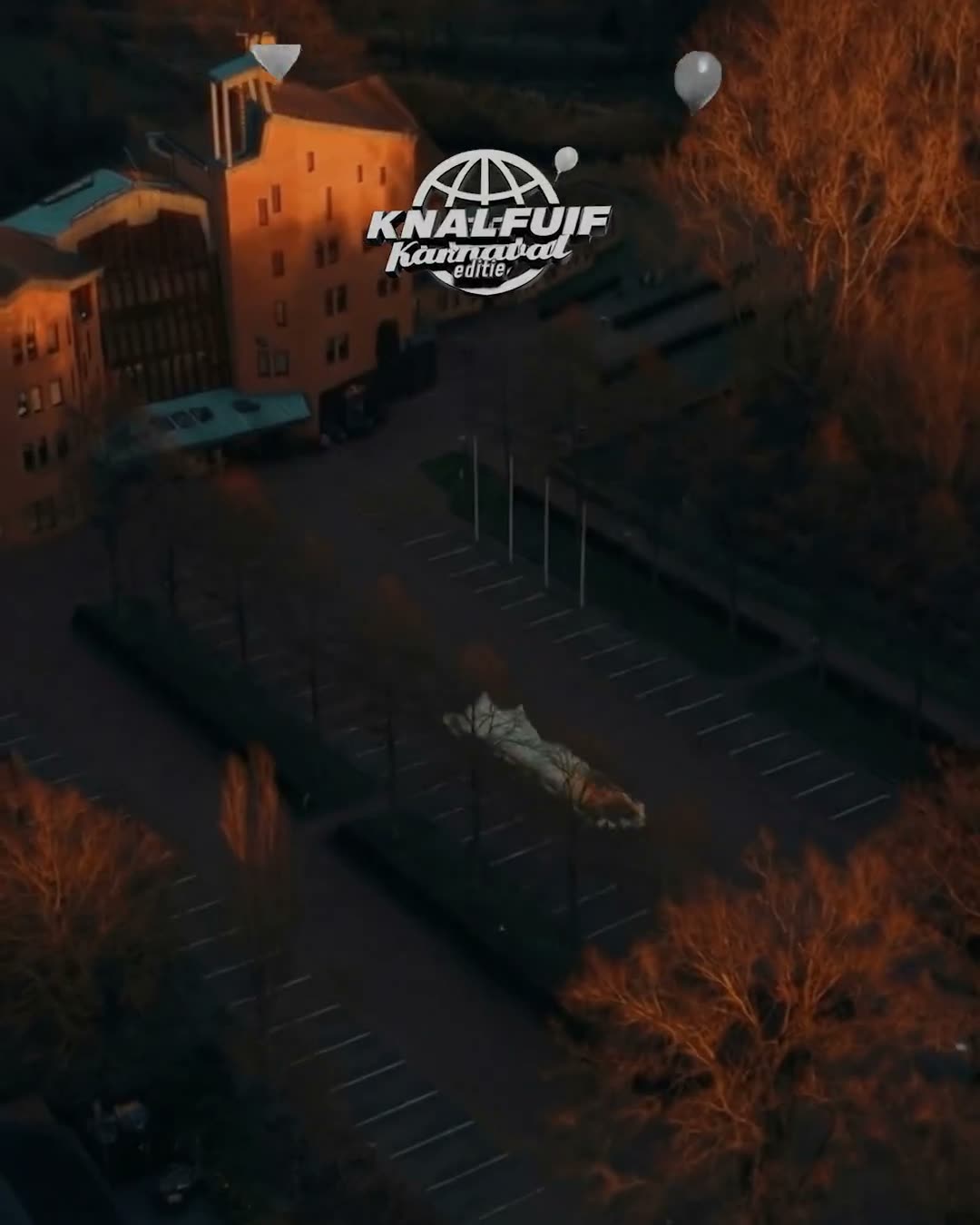 Dronebeeld van Sint-Michielsgestel met het Knalfuif-logo
