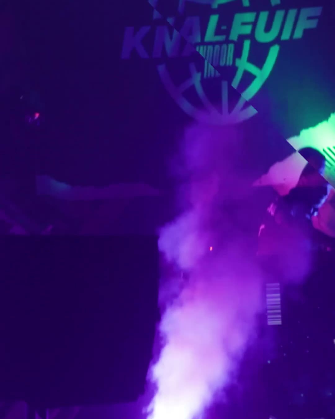 Rookkanon en het Knalfuif-logo in lasers tijdens het feest