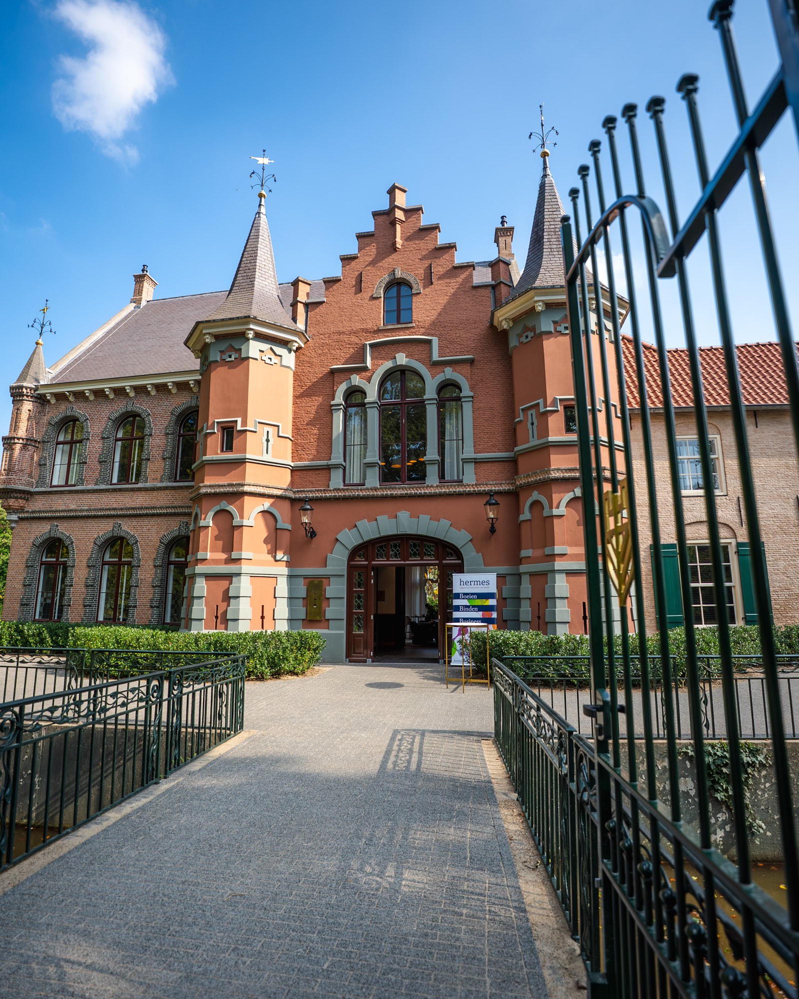 Gasten worden ontvangen bij het hek van het kasteel