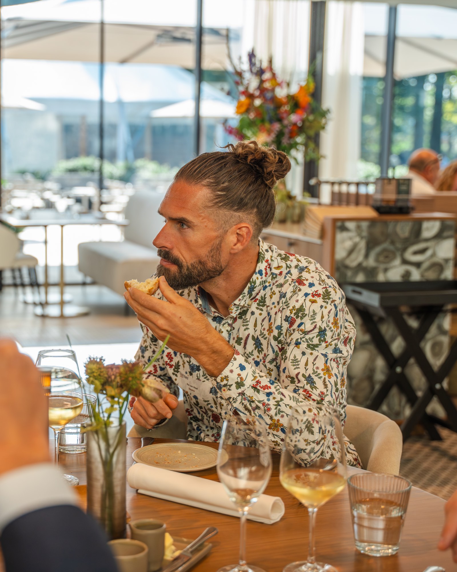 Gedekte tafels voor het diner in de serre