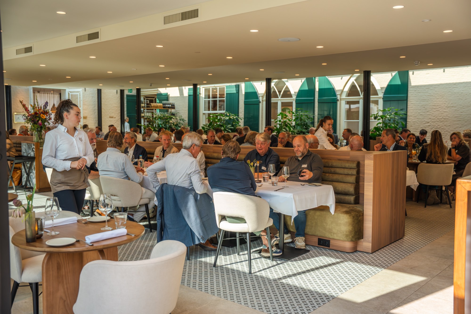 Genodigden aan het diner in de serre