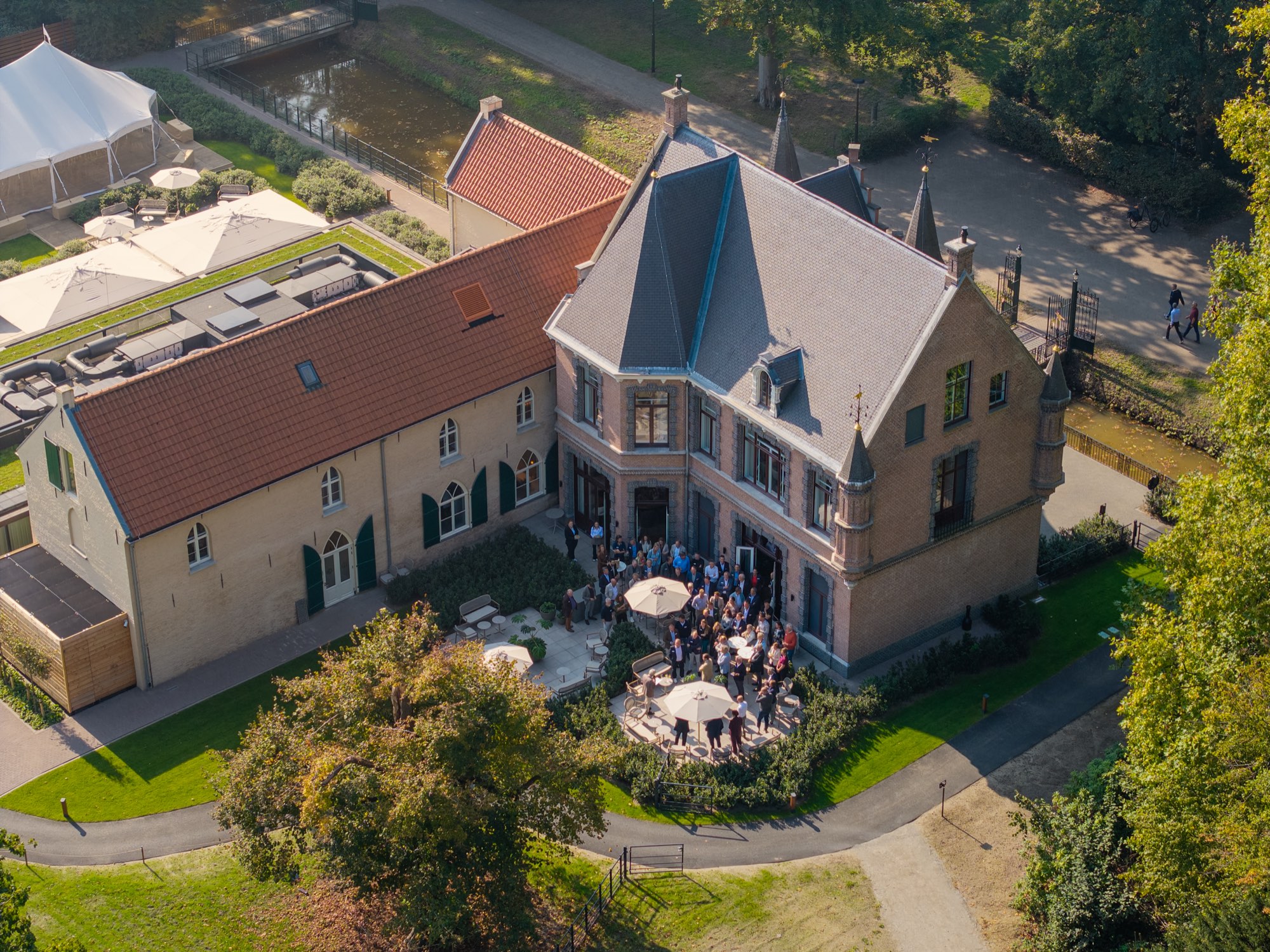 Sfeerbeeld van de kasteeltuin tijdens de borrel