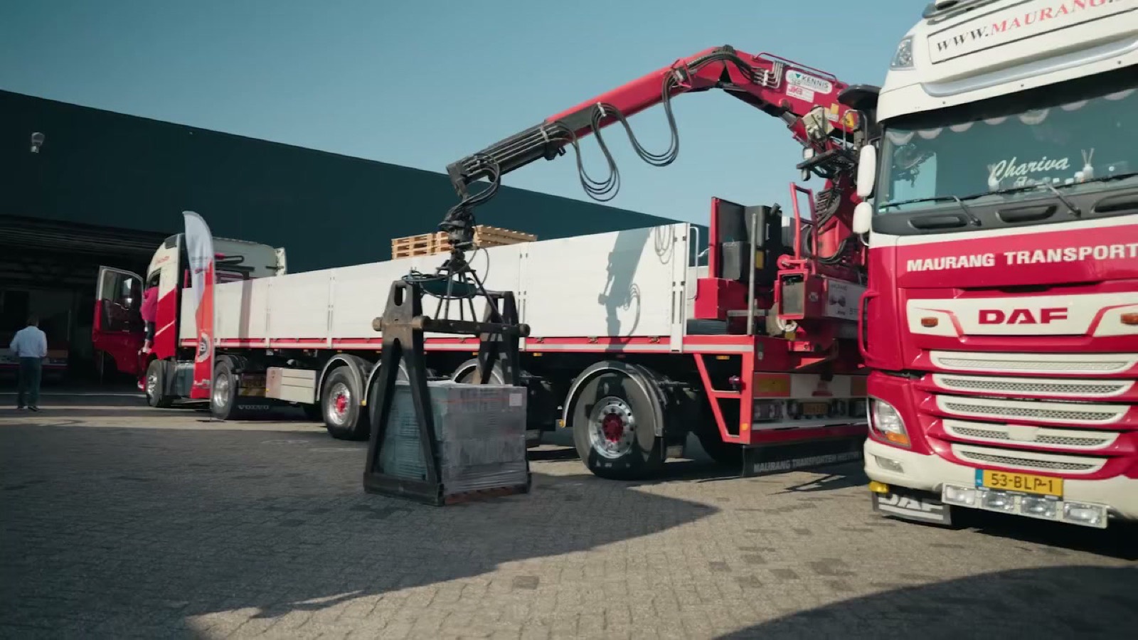 Grijper van de autolaadkraan van Maurang Transport in de zon