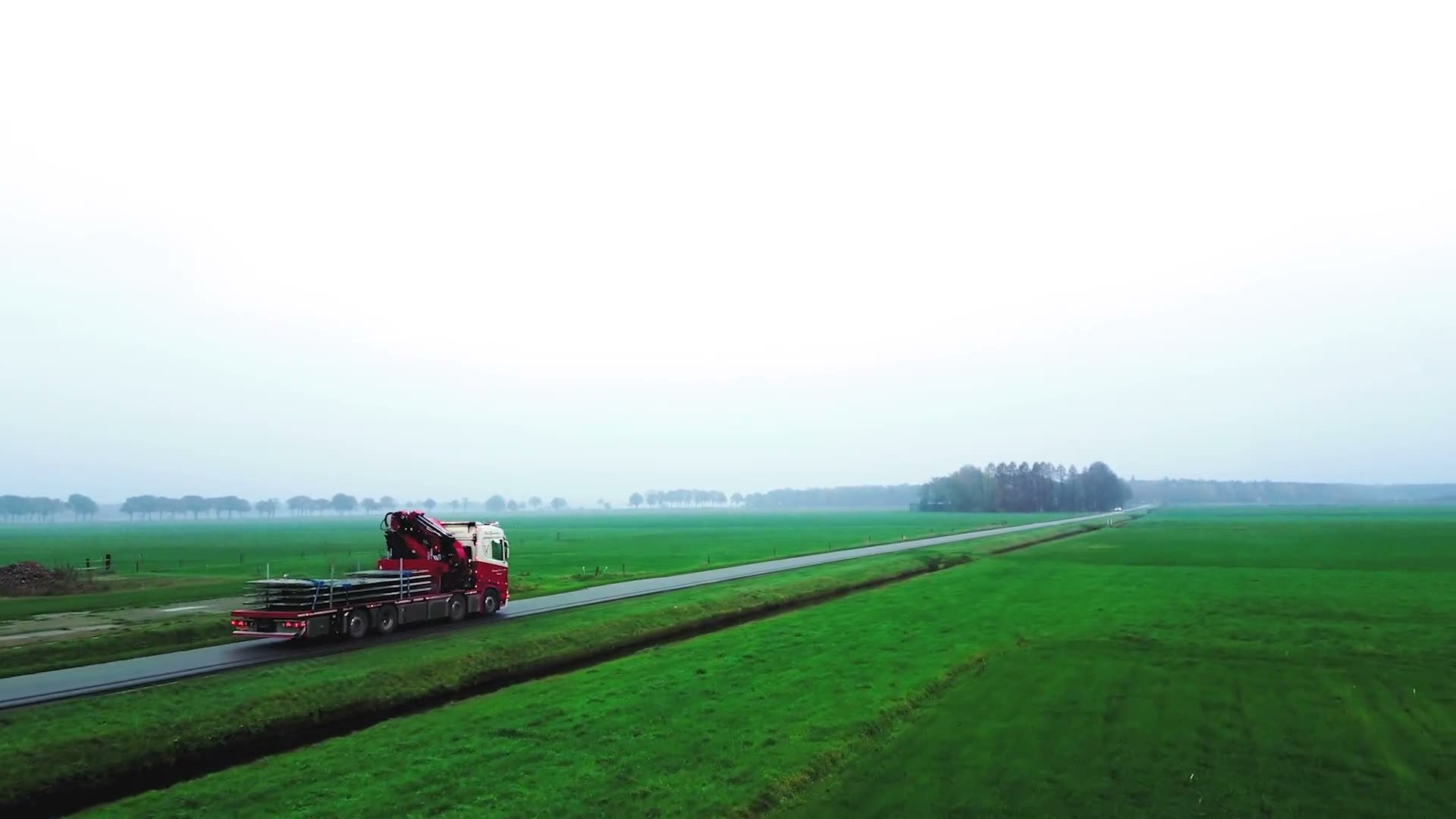 Schoon polderbeeld met de Scania-kraan van Maurang Transport