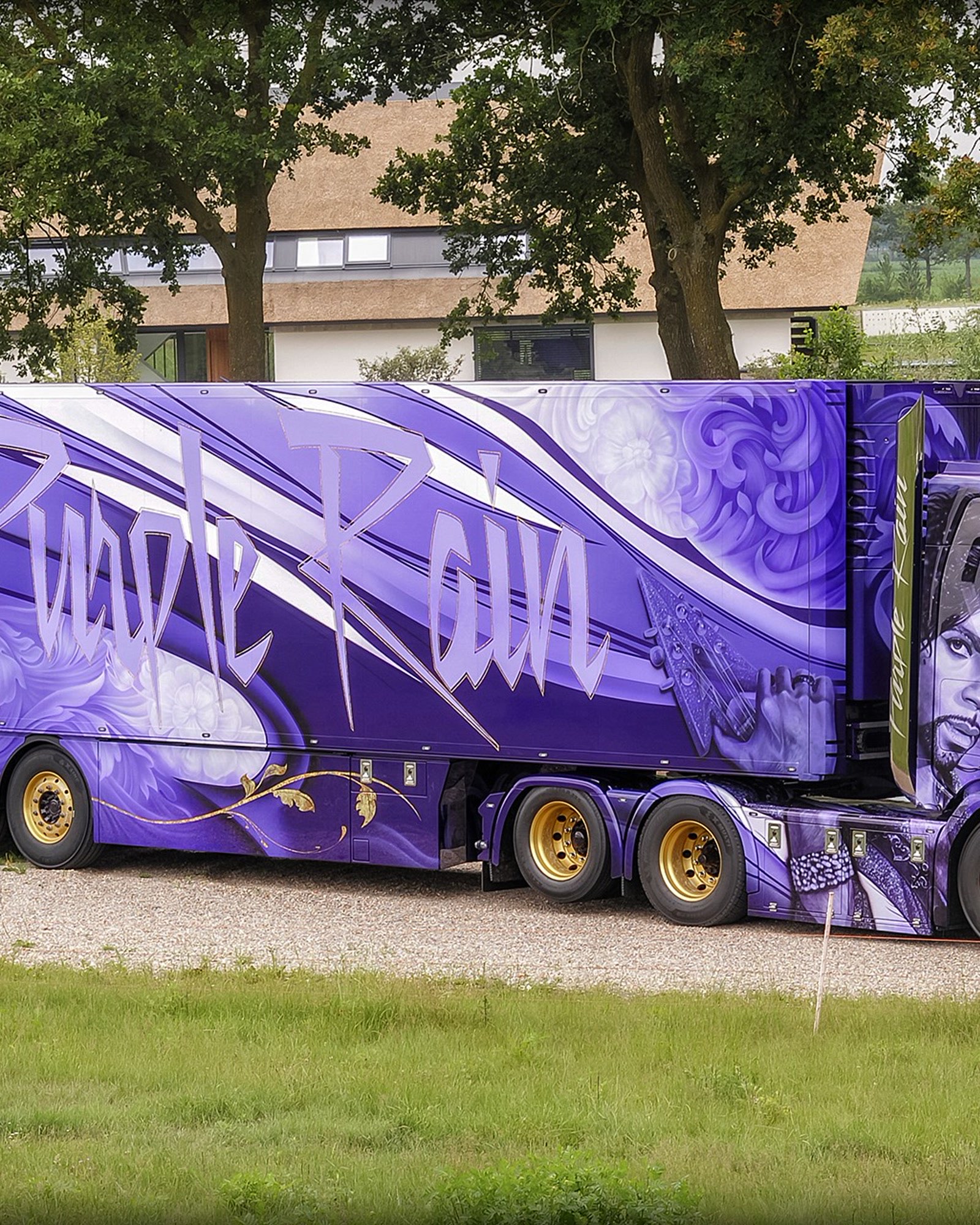 Volle zijaanzicht van de trailer met het grote handgeschilderde Purple Rain-lettertype