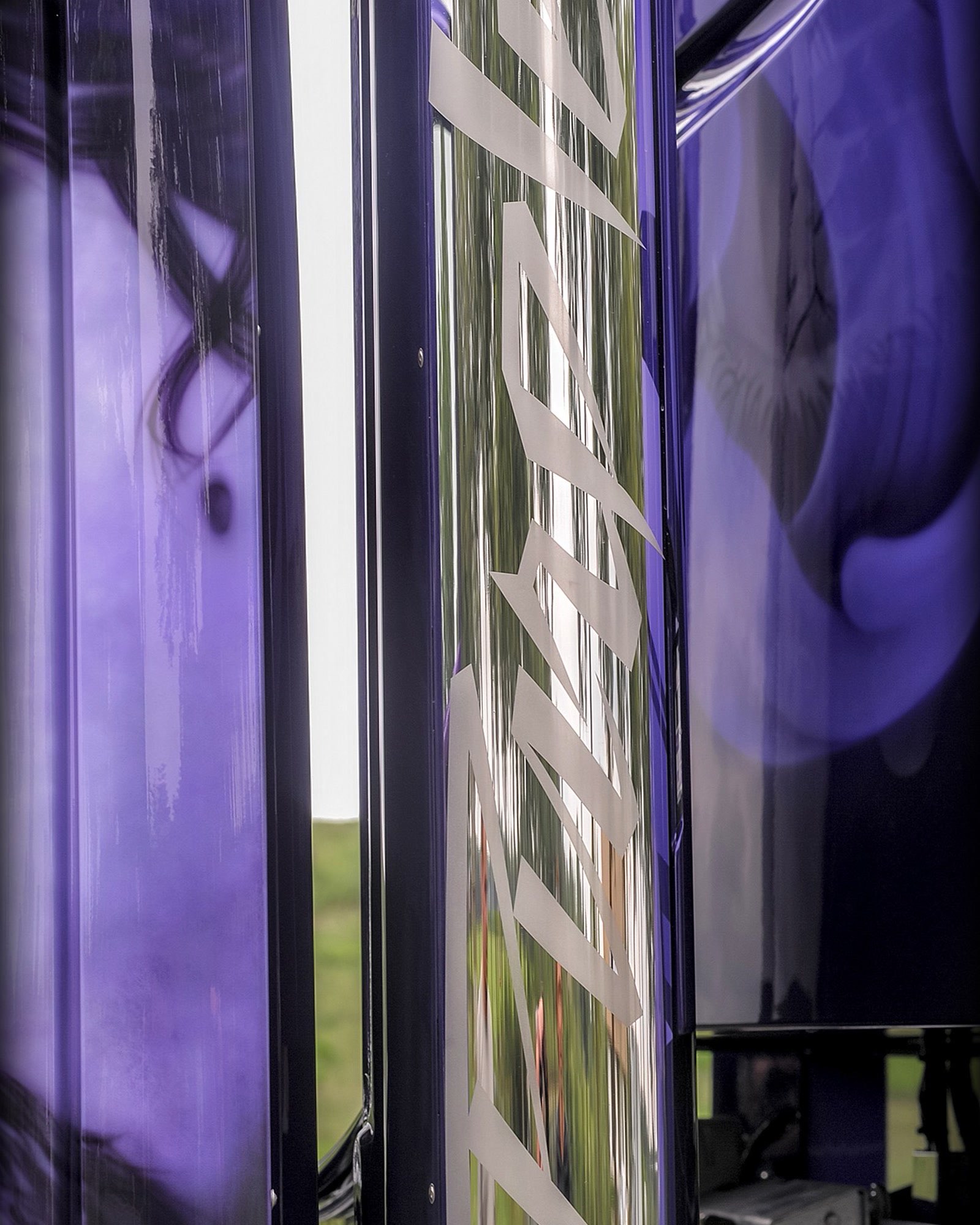Abstracte chroom-reflectie van het Purple-lettertype in de uitlaat