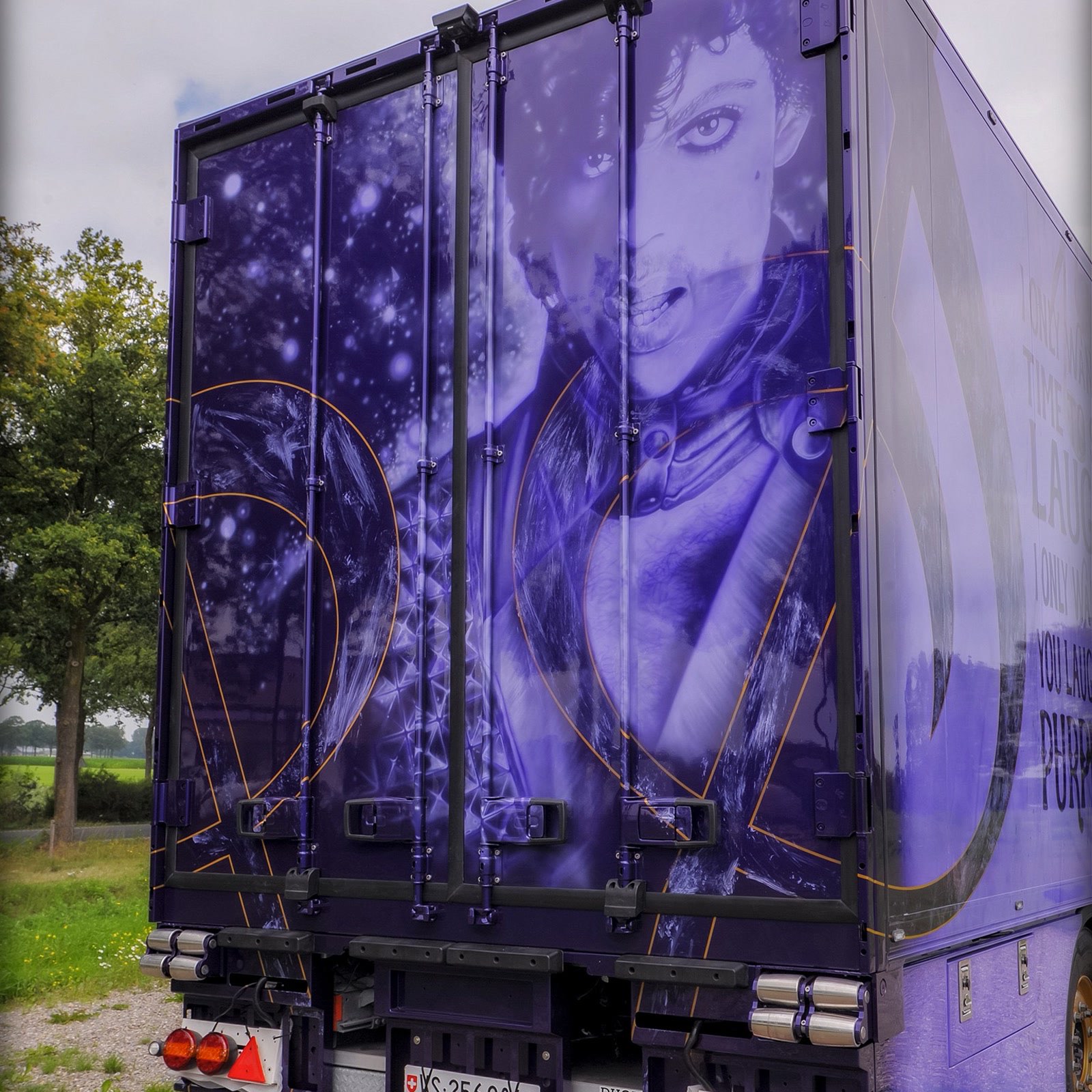 Achterkant van de trailer met dromerig Prince-portret op paars