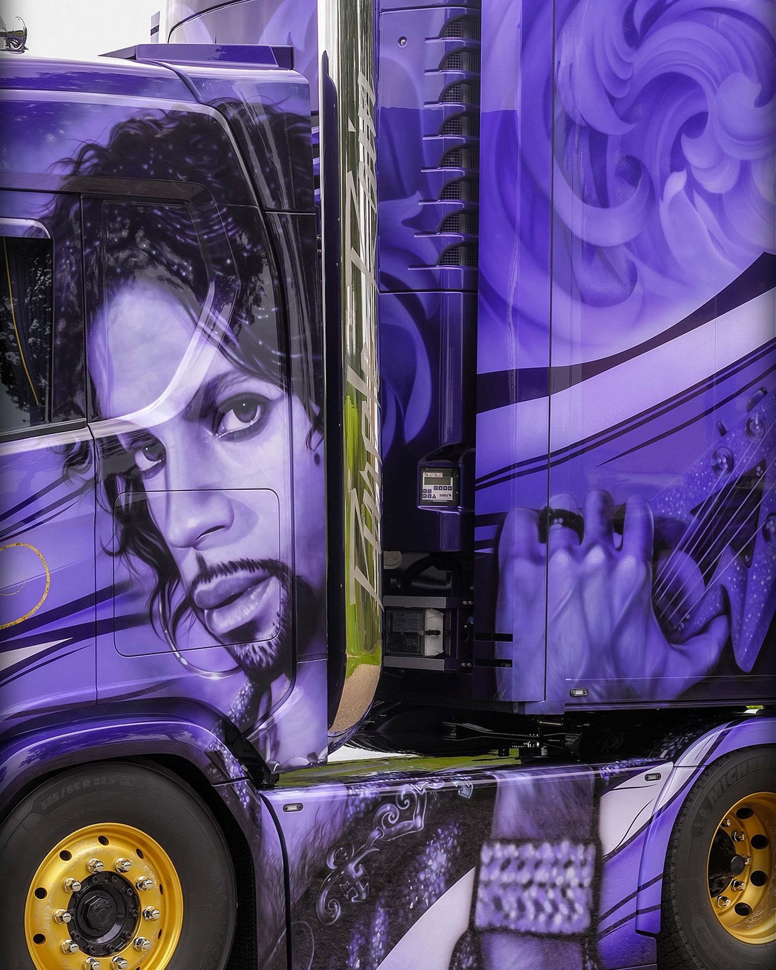 Fotorealistisch Prince-portret geairbrusht op de cabine van de Purple Rain-truck