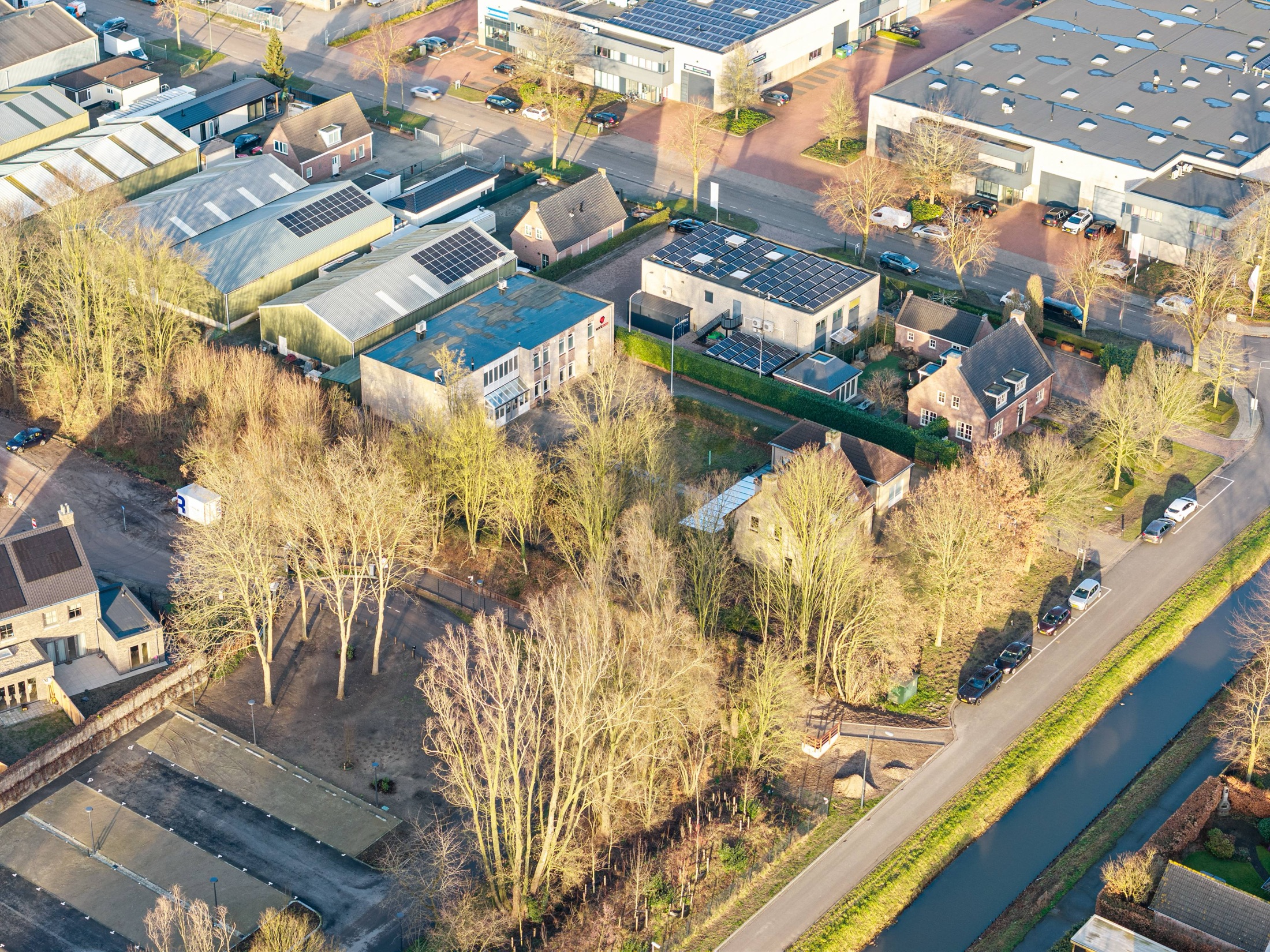 Dronebeeld van de kavel en woning aan de Middelweg