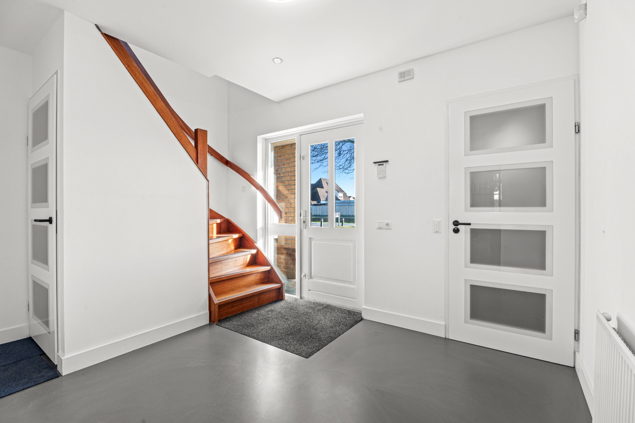 Hal en entree van de woning aan de Middelweg