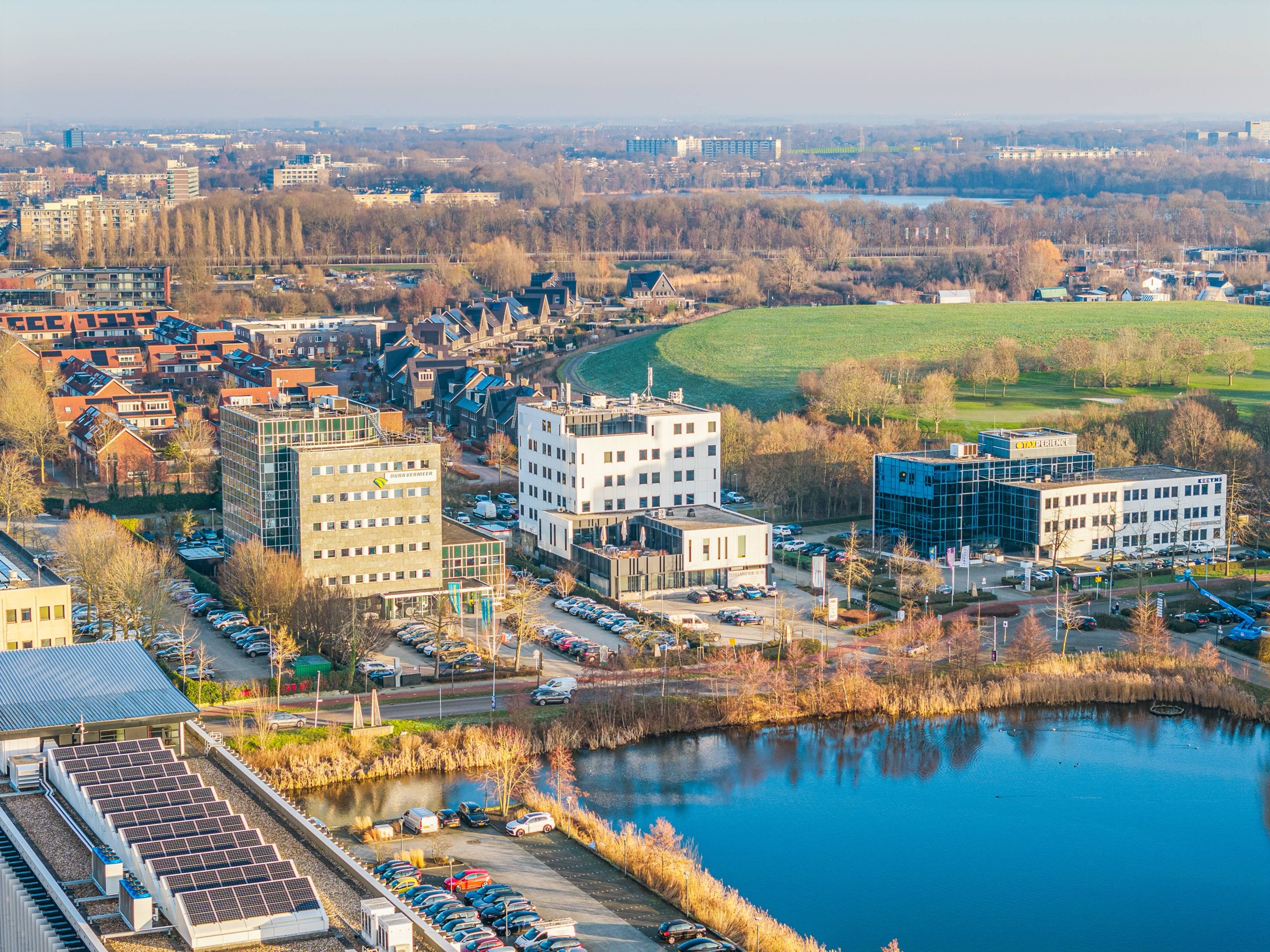 Dronebeeld van het kantoorgebouw aan het Pettelaarpark