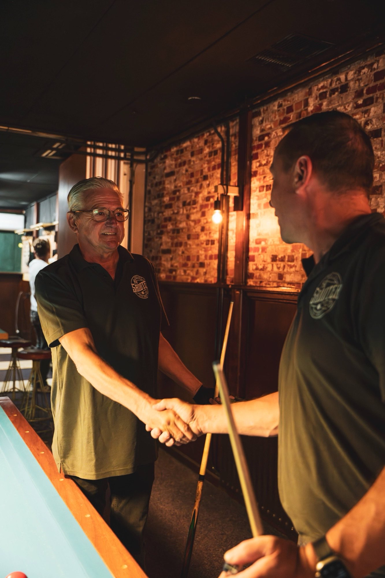 Bar met taps en krukken in het poolcafe