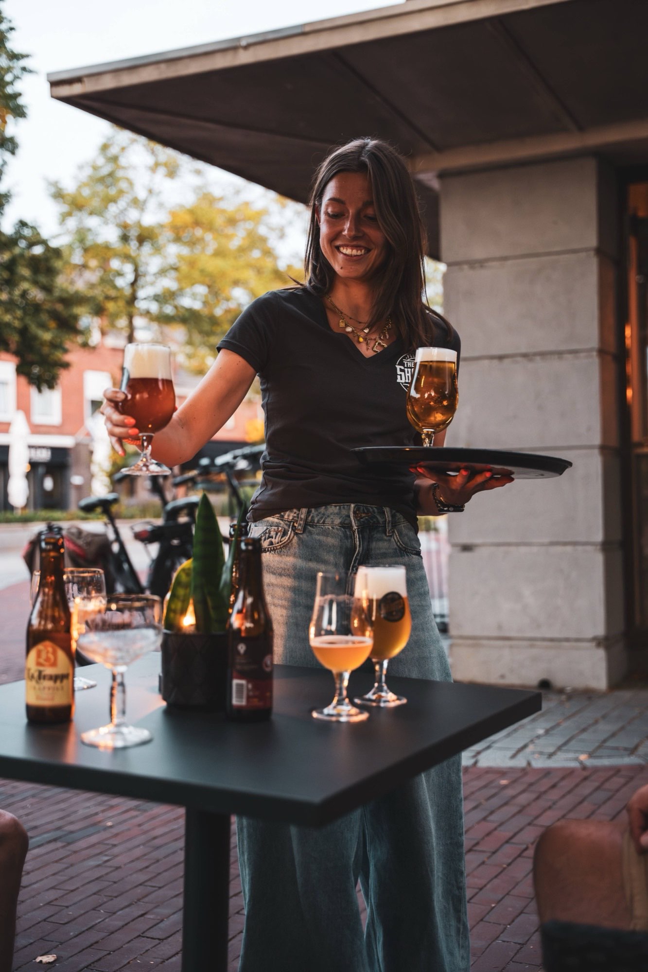 Terras van The Shooter in het gouden avondlicht