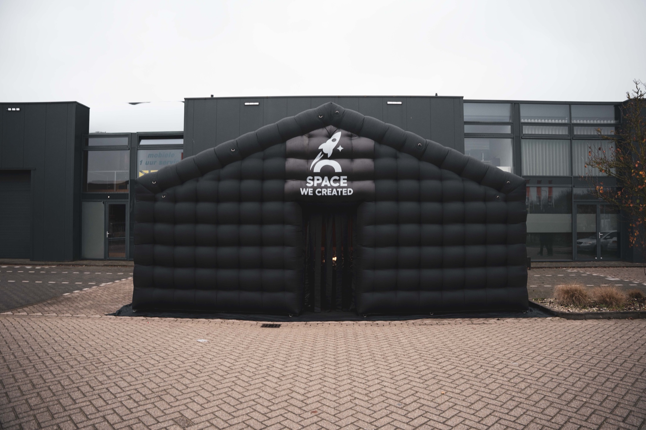 Dansvloer en publiek onder de lichtinstallatie