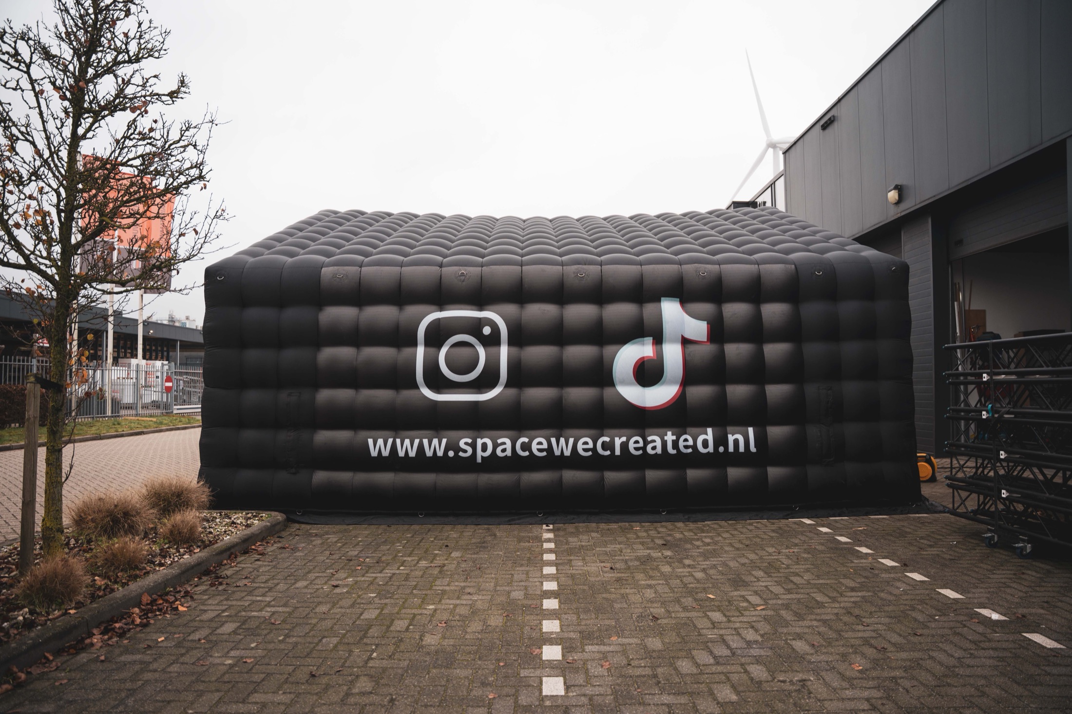 Overzicht van de opblaasbare club in vol bedrijf