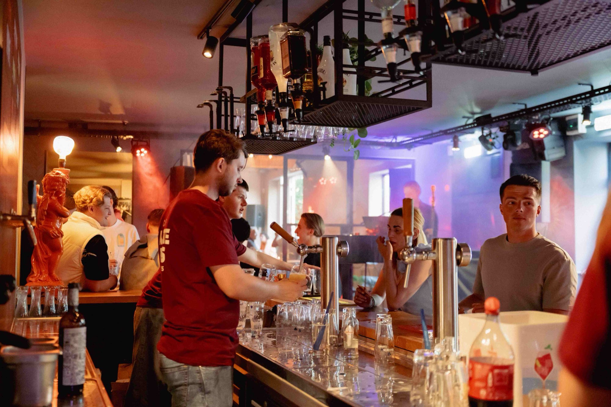 Detail van glaswerk en drankjes op de bar
