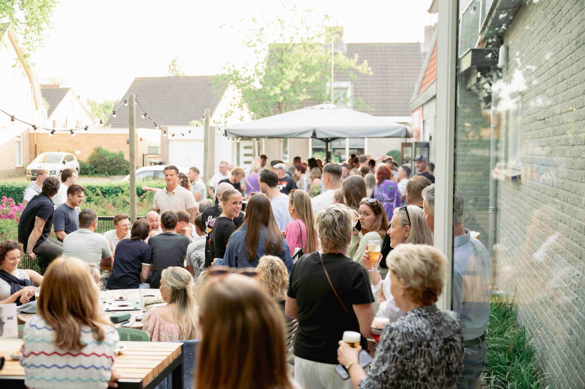 Vol terras achter het café in de avondzon